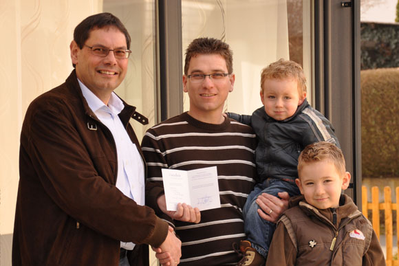 Preisübergabe des Gutscheins für einen Segelflug über die Gemeinde Ehringshausen durch den 1. Vorsitzenden Hans-Jürgen Kunz v.l. Hans-Jürgen Kunz, Marco Groh mit seinen Söhnen Falco (2 Jahre alt) und Marlon (6) Preisübergabe des Gutscheins für einen Segelflug über die Gemeinde Ehringshausen durch den 1. Vorsitzenden Hans-Jürgen Kunz v.l. Hans-Jürgen Kunz, Marco Groh mit seinen Söhnen Falco (2 Jahre alt) und Marlon (6)