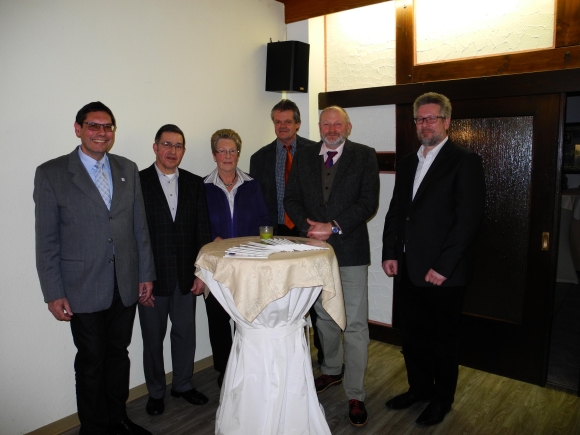 Die geehrten Mitglieder Hans-Jürgen Claassen, 2. v.l., Hannelie Obitz, Karl-Heinz Eckhardt und Werner Krause mit dem Vorstand Hans-Jürgen Kunz, l., und Hartmut Hubert, r. Die geehrten Mitglieder Hans-Jürgen Claassen, 2. v.l., Hannelie Obitz, Karl-Heinz Eckhardt und Werner Krause mit dem Vorstand Hans-Jürgen Kunz, l., und Hartmut Hubert, r.